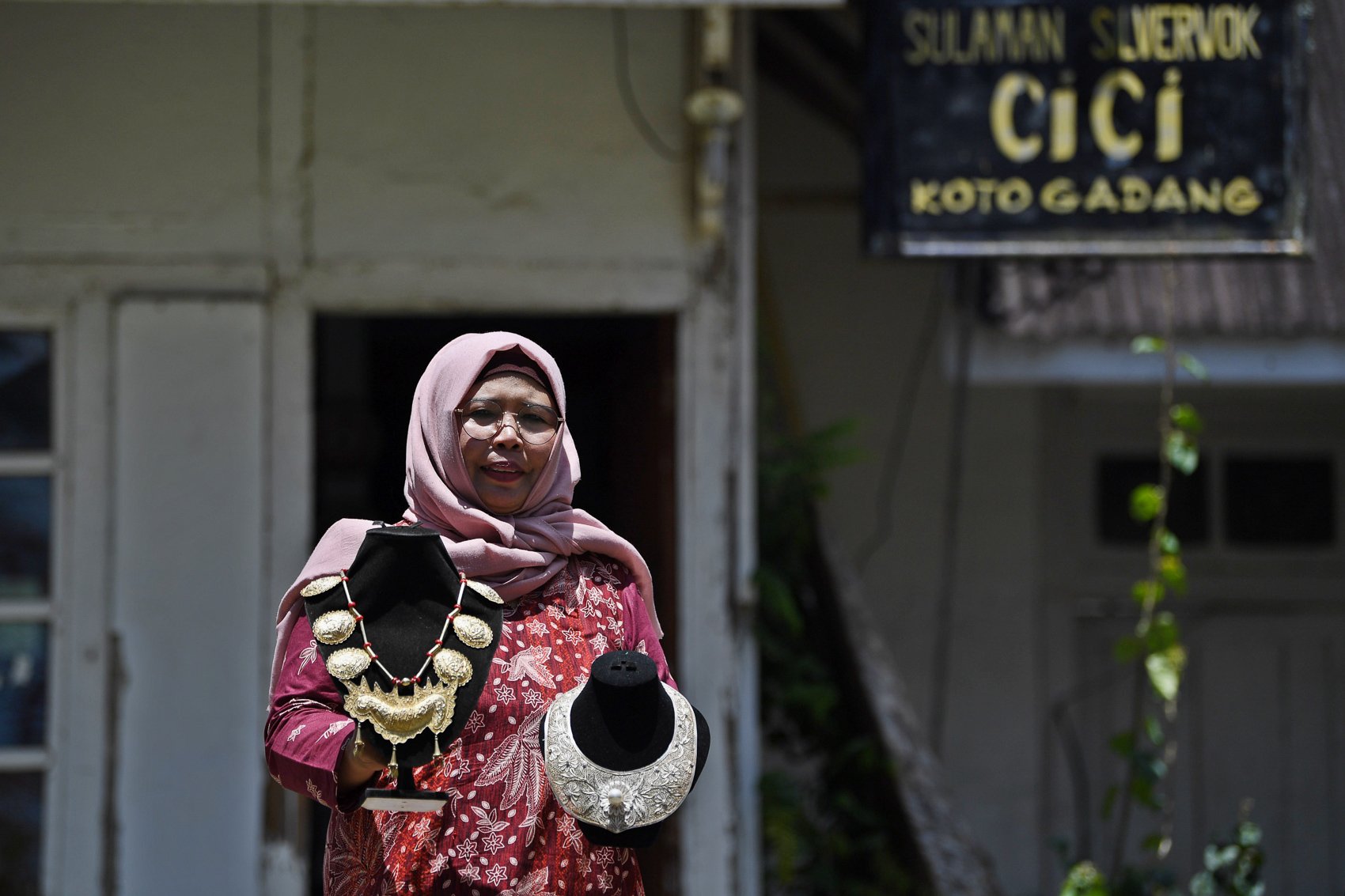 Fitri Haryanti berpose di depan bengkel kerja sekaligus galeri Silver Cici, sentra kerajinan perak Nagari Koto Gadang, Kabupaten Agam, Sumatera Barat.