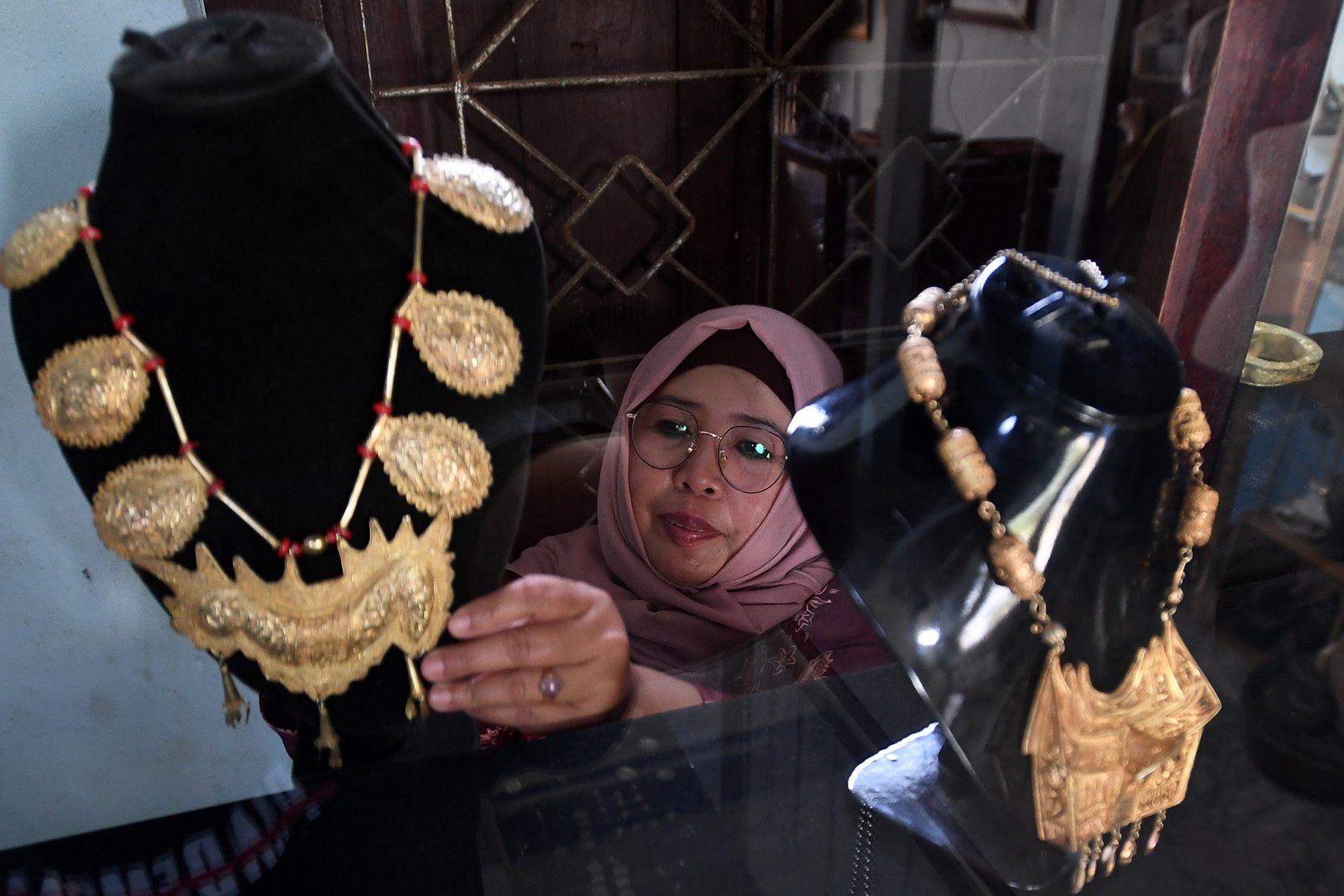 Fitri Haryanti menata berbagai aksesoris perak di galeri Silver Cici, sentra kerajinan perak Nagari Koto Gadang, Kabupaten Agam, Sumatera Barat.