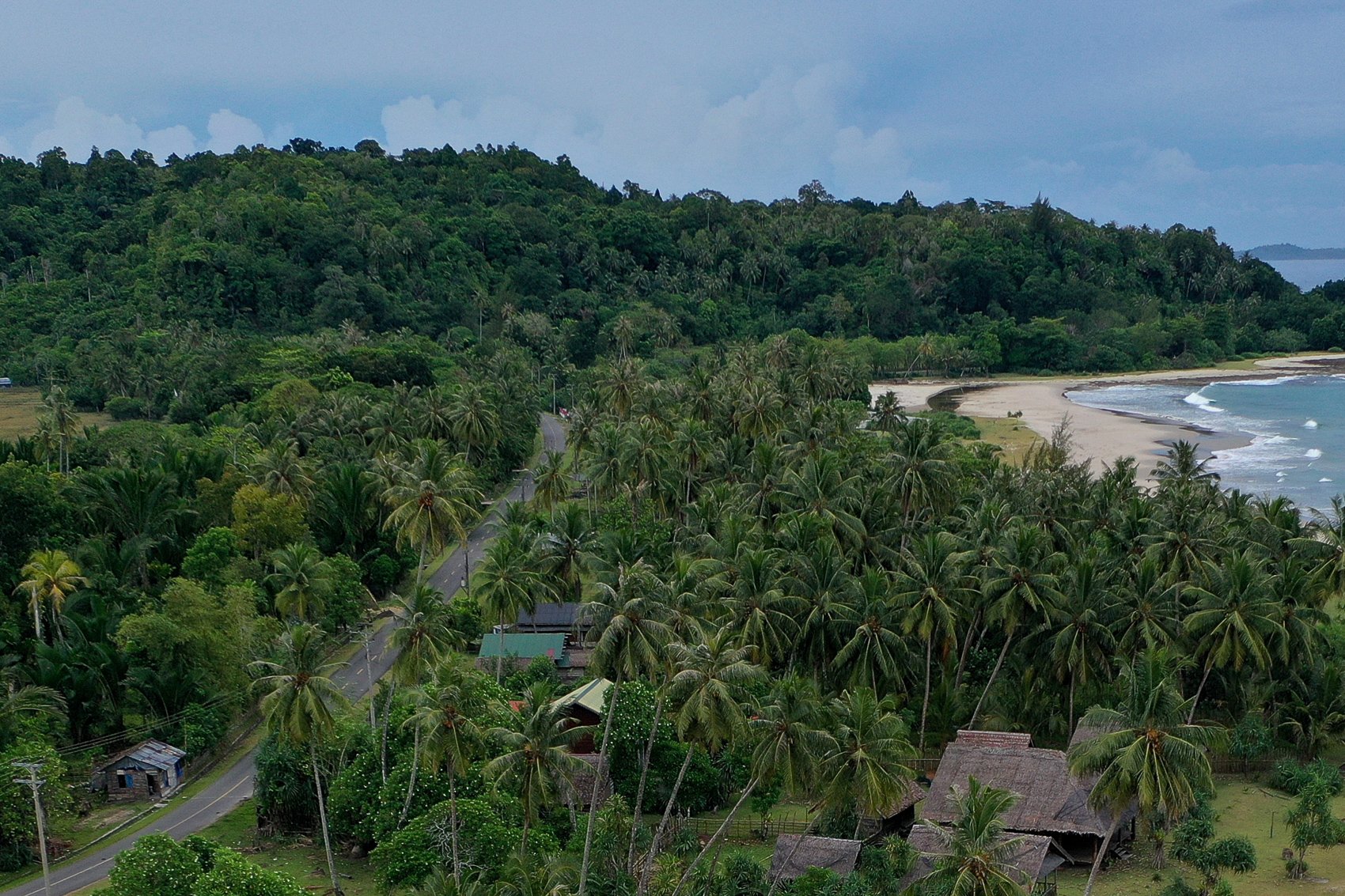 Foto udara hamparan pohon kelapa di Pantai Desa Nancala, Teupah Barat, Simeuleu, Aceh.