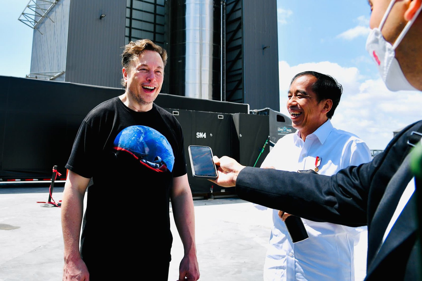 Presiden Joko Widodo berdiskusi dengan Elon Musk di Gedung Stargate Space X, Boca Chica, Amerika Serikat, Sabtu (14/05/2022). Dalam kunjungannya ke Space X di Boca Chica, AS, Presiden Jokowi mengundang Elon Musk untuk datang ke Indonesia. Menjawab undangan tersebut, Elon Musk mengatakan berencana datang ke Indonesia pada bulan November tahun ini.