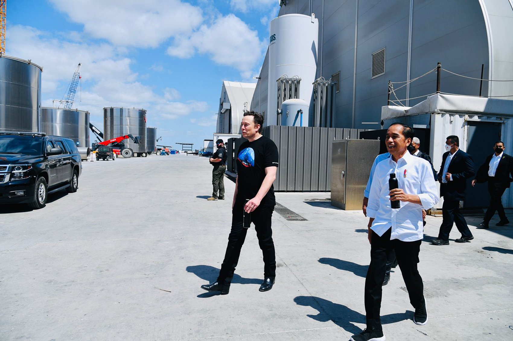 Presiden Joko Widodo berjalan dengan Elon Musk di Gedung Stargate Space X, Boca Chica, Amerika Serikat, Sabtu (14/05/2022). Dalam kunjungannya ke Space X di Boca Chica, AS, Presiden Jokowi mengundang Elon Musk untuk datang ke Indonesia. Menjawab undangan tersebut, Elon Musk mengatakan berencana datang ke Indonesia pada bulan November tahun ini.