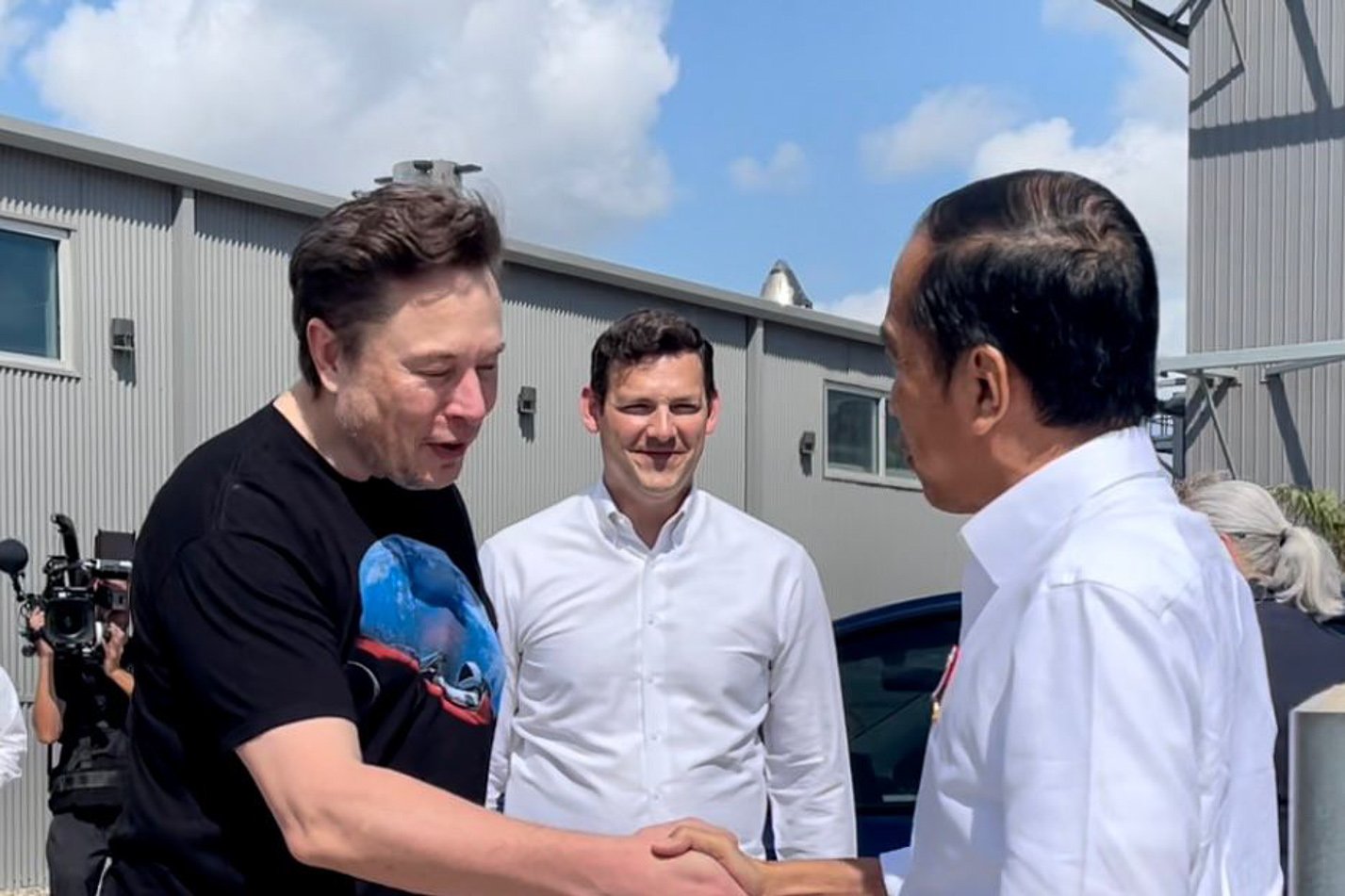 Presiden Joko Widodo berjabat tangan dengan Elon Musk di Gedung Stargate Space X, Boca Chica, Amerika Serikat, Sabtu (14/05/2022). Dalam kunjungannya ke Space X di Boca Chica, AS, Presiden Jokowi mengundang Elon Musk untuk datang ke Indonesia. Menjawab undangan tersebut, Elon Musk mengatakan berencana datang ke Indonesia pada bulan November tahun ini.