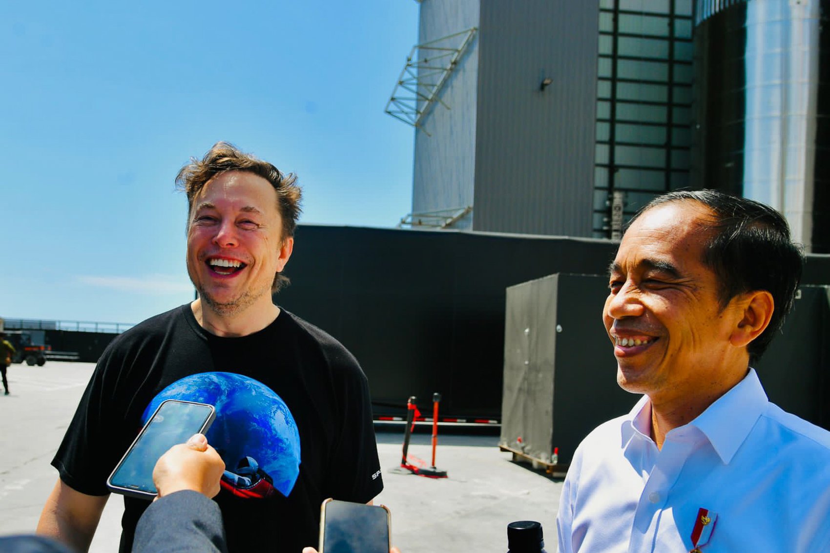 Presiden Joko Widodo berdiskusi dengan Elon Musk di Gedung Stargate Space X, Boca Chica, Amerika Serikat, Sabtu (14/05/2022). Dalam kunjungannya ke Space X di Boca Chica, AS, Presiden Jokowi mengundang Elon Musk untuk datang ke Indonesia. Menjawab undangan tersebut, Elon Musk mengatakan berencana datang ke Indonesia pada bulan November tahun ini.