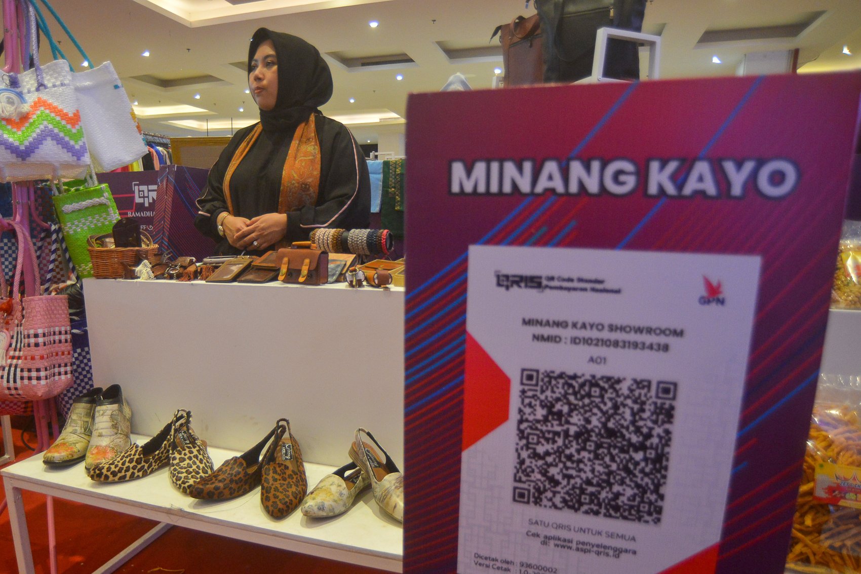 Pengusaha kerajinan kulit, Priska mengikuti pameran di Kota Padang, Sumatera Barat.