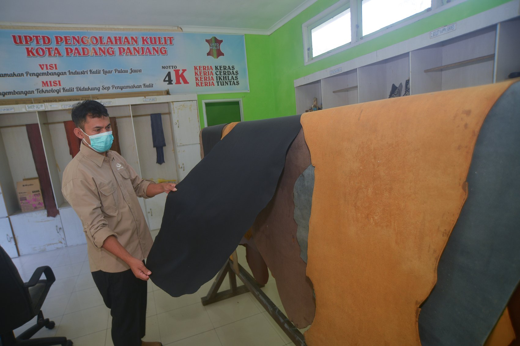 Kepala Unit Pelayanan Teknis Daerah (UPTD) Pengolahan Kulit Padang Panjang Thoriyyan Sabri menunjukan kulit yang sudah melalui proses penyamakan di Kota Padang, Sumatera Barat.
