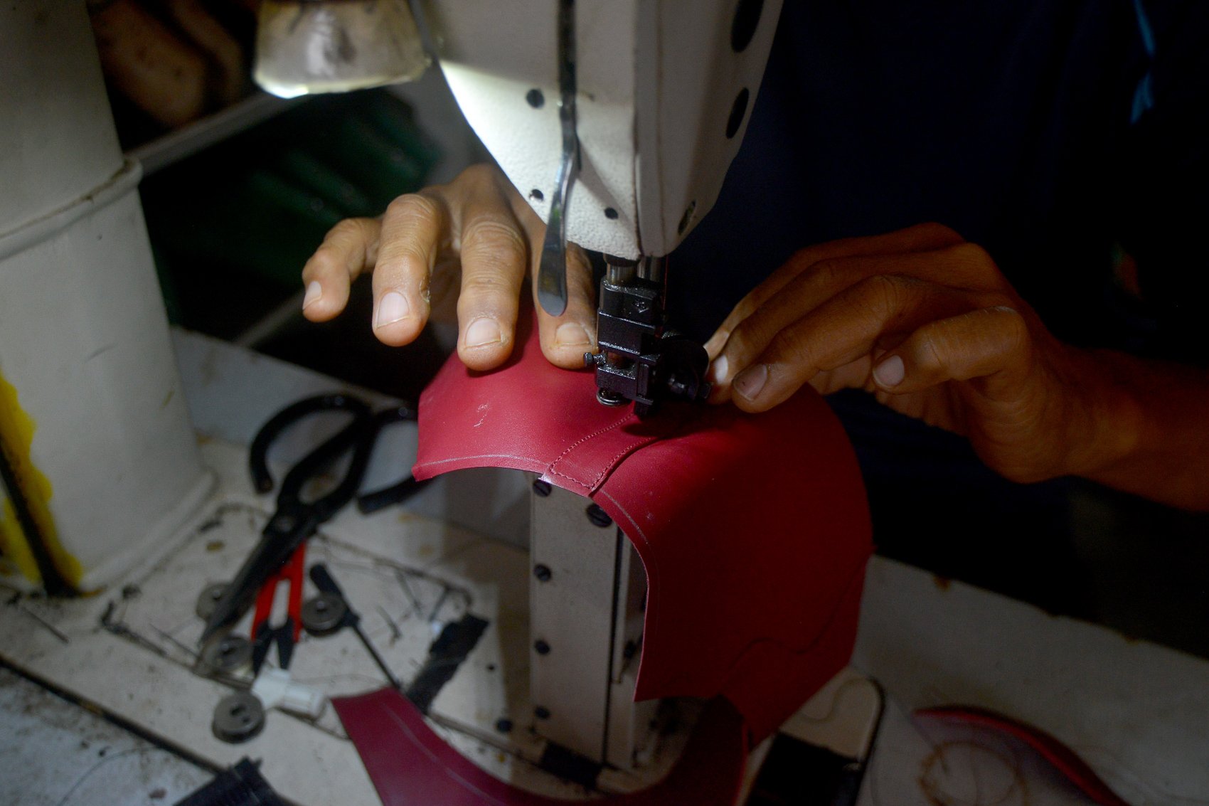 Pekerja menyelesaikan peroses pembuatan sepatu kulit di rumah produksi Minang Kayo, Padang Panjang, Sumatera Barat.