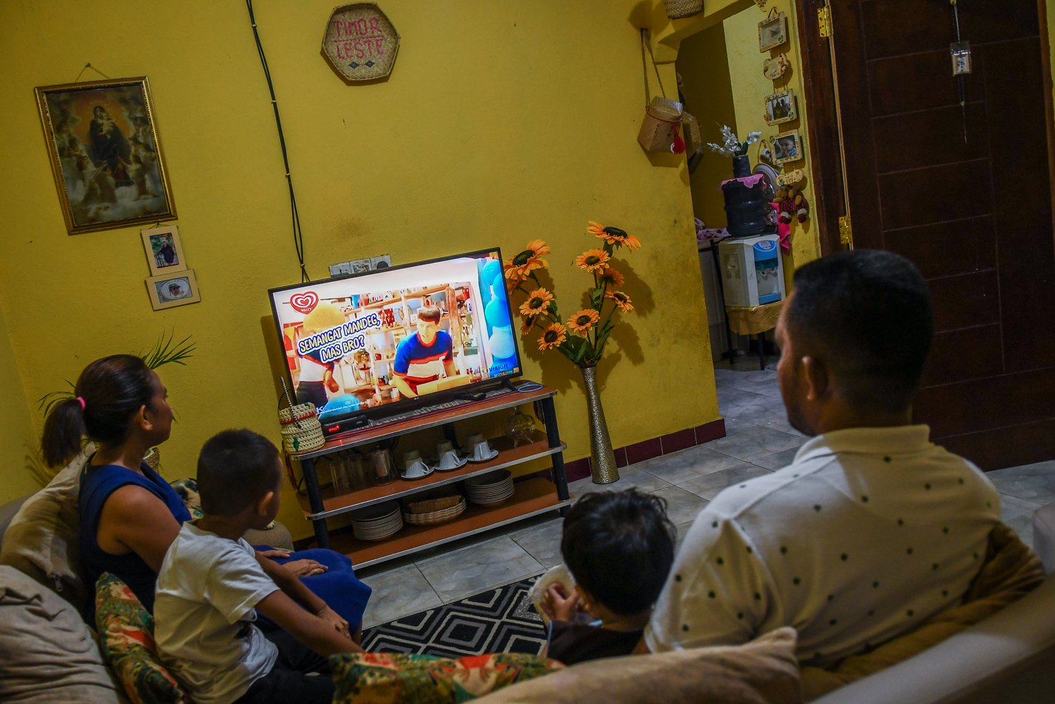 Warga menonton televisi lokal milik Indoensia di Dili, Timor Leste, Rabu (18/5/2022).