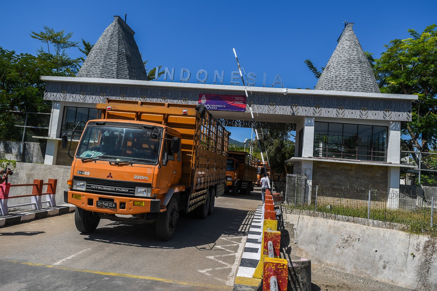 Sejumlah trukk eskpor melintasi perbatasan Indonesia di Pos Lintas Batas Terpadu (PLBNT) Mota Ain, Desa Silawan, Kabupaten Belu, NTT, Senin (23/5/2022).
