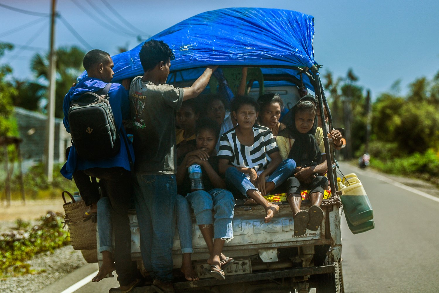 Masyarakat menggunakan kendaraan bak terbuka untuk menuju ke ladang di kawasan, Batugede, Timor Leste, Minggu, (22/5/2021).