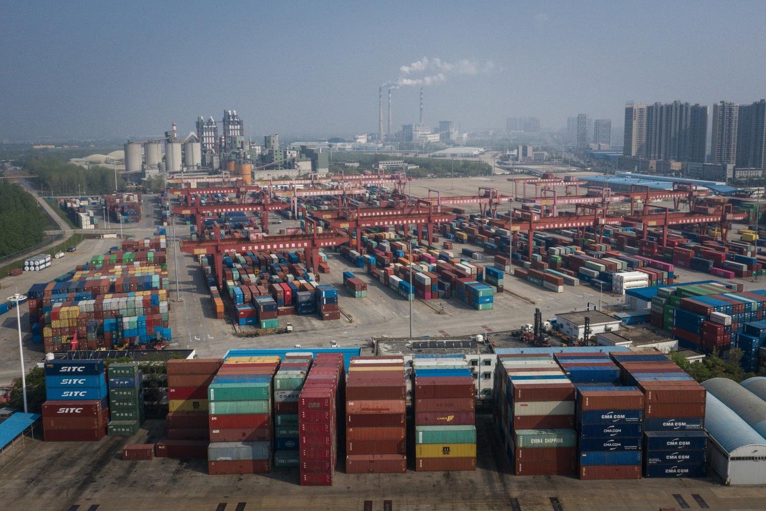 Containers are arrayed waiting to be delivered by cargo vessels at a port, Wuhan city, central China\'s Hubei province, 30 April 2020. fachaoshiNo Use China. No Use France. Kontainer disusun menunggu untuk dikirimlam oleh kapal kargo di sebuah pelabuhan di kota Wuhan, ibukota provinsi Hubei, China, Kamis (30/4/2020). ANTARA FOTO/China Images via Reuters/Wang He/nz/cfo