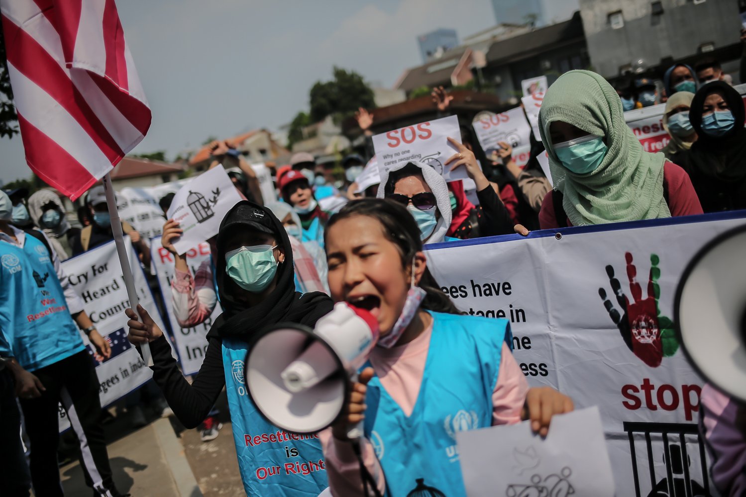 Puluhan imigran atau pencari suaka asal Afghanistan menggelar aksi damai di depan kantor United Nations High Commissioner for Refugees (UNHCR) Indonesia, Jakarta, Senin (20/6/2022). Aksi damai tersebut dilakukan demi menuntut UNHCR memberi kejelasan dan memberangkatkan mereka ke negara ketiga yang terbebas dari konflik perang.