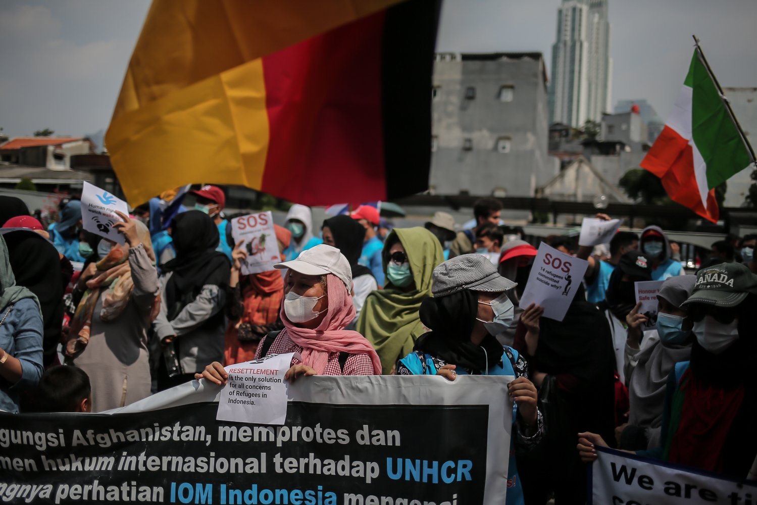 Puluhan imigran atau pencari suaka asal Afghanistan menggelar aksi damai di depan kantor United Nations High Commissioner for Refugees (UNHCR) Indonesia, Jakarta, Senin (20/6/2022). Aksi damai tersebut dilakukan demi menuntut UNHCR memberi kejelasan dan memberangkatkan mereka ke negara ketiga yang terbebas dari konflik perang.