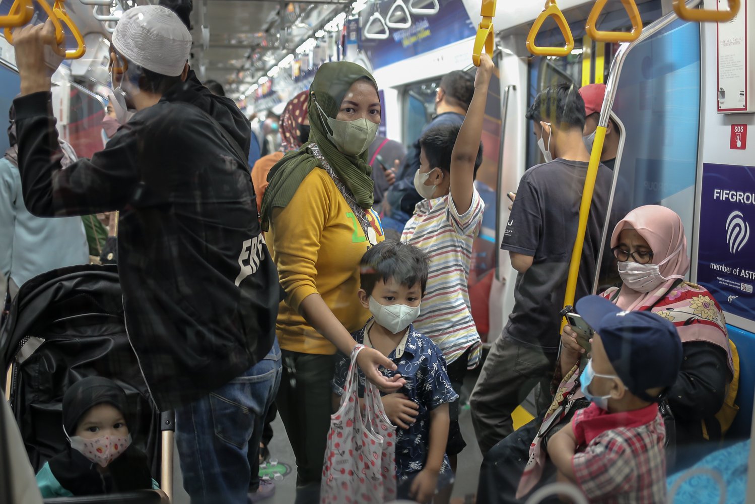 Sejumlah warga menggunakan moda transportasi MRT di Stasiun MRT Bundaran HI, Jakarta, Rabu (22/6/2022). Dalam rangka memeriahkan HUT ke-495 DKI Jakarta, pemerintah provinsi menggratiskan moda transportasi MRT, Transjakarta, dan LRT pada 22 Juni 2022.