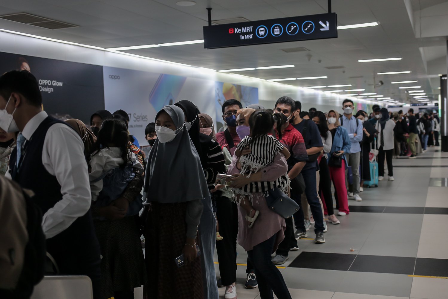 Penumpang berbaris antre untuk menggunakan moda transportasi MRT di Stasiun MRT Bundaran HI, Jakarta, Rabu (22/6/2022). Dalam rangka memeriahkan HUT ke-495 DKI Jakarta, pemerintah provinsi menggratiskan moda transportasi MRT, Transjakarta, dan LRT pada 22 Juni 2022.