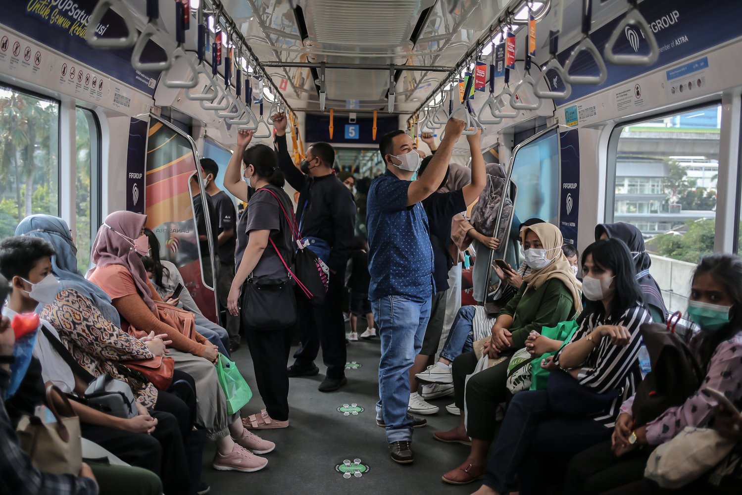 Sejumlah warga menggunakan moda transportasi MRT pada Hari Ulang Tahun Jakarta ke-495, Jakarta, Rabu (22/6/2022). Dalam rangka memeriahkan HUT ke-495 DKI Jakarta, pemerintah provinsi menggratiskan moda transportasi MRT, Transjakarta, dan LRT pada 22 Juni 2022.