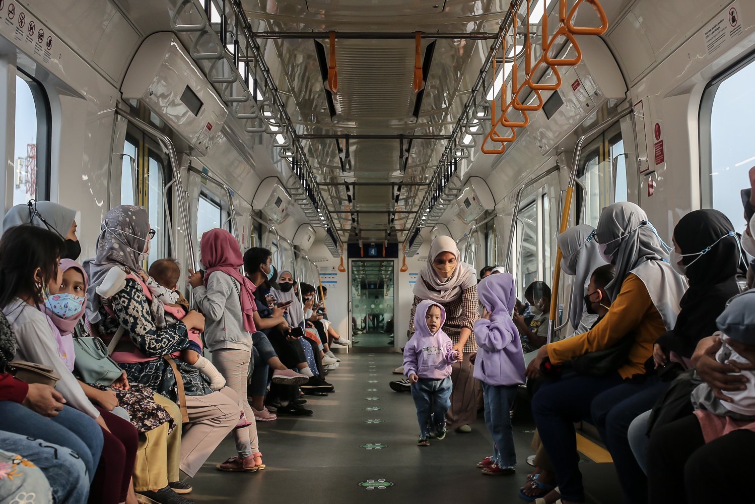 Sejumlah warga menggunakan moda transportasi MRT pada Hari Ulang Tahun Jakarta ke-495, Jakarta, Rabu (22/6/2022). Dalam rangka memeriahkan HUT ke-495 DKI Jakarta, pemerintah provinsi menggratiskan moda transportasi MRT, Transjakarta, dan LRT pada 22 Juni 2022.
