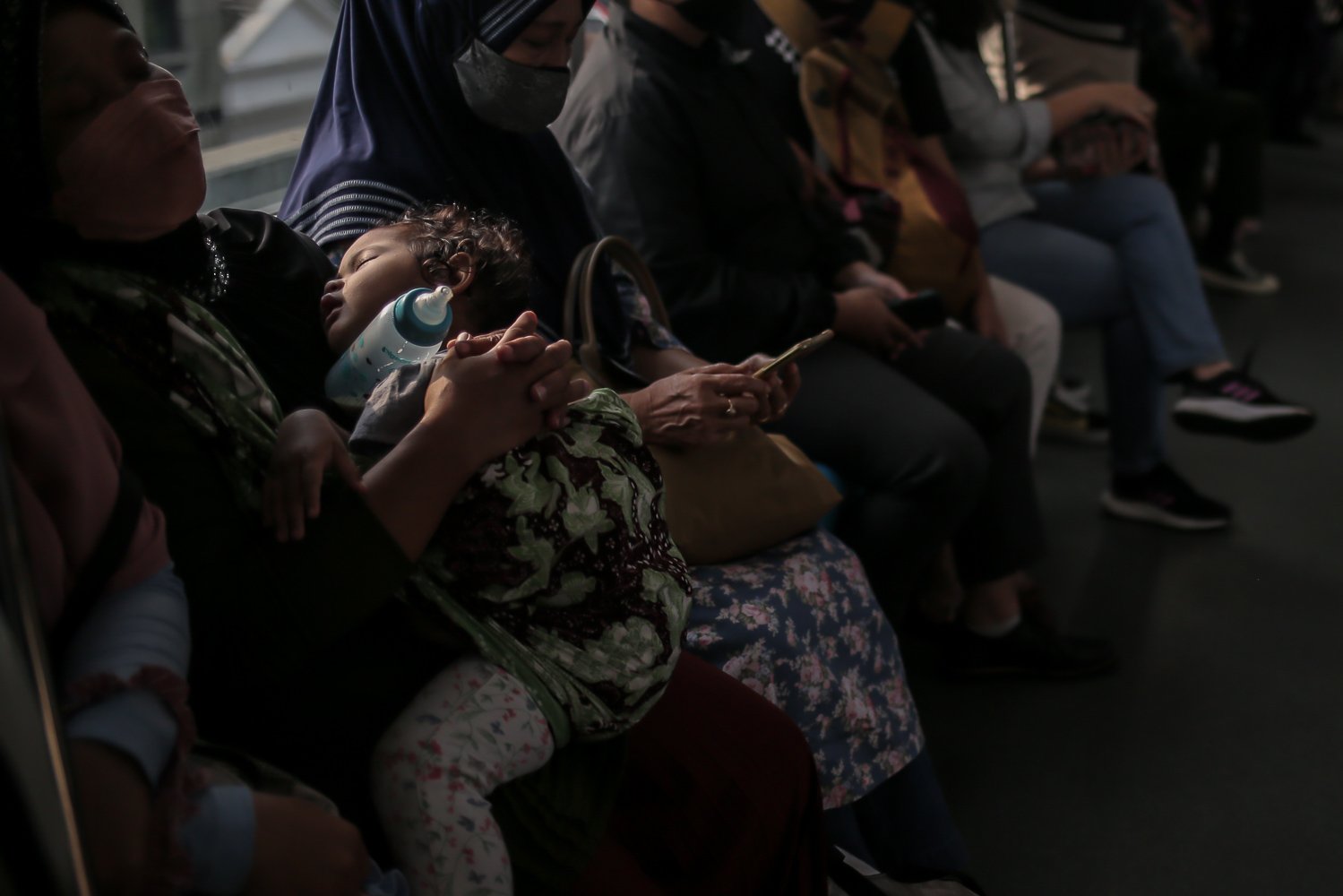 Sejumlah warga tertidur saat menggunakan moda transportasi MRT pada Hari Ulang Tahun Jakarta ke-495, Jakarta, Rabu (22/6/2022). Dalam rangka memeriahkan HUT ke-495 DKI Jakarta, pemerintah provinsi menggratiskan moda transportasi MRT, Transjakarta, dan LRT pada 22 Juni 2022.