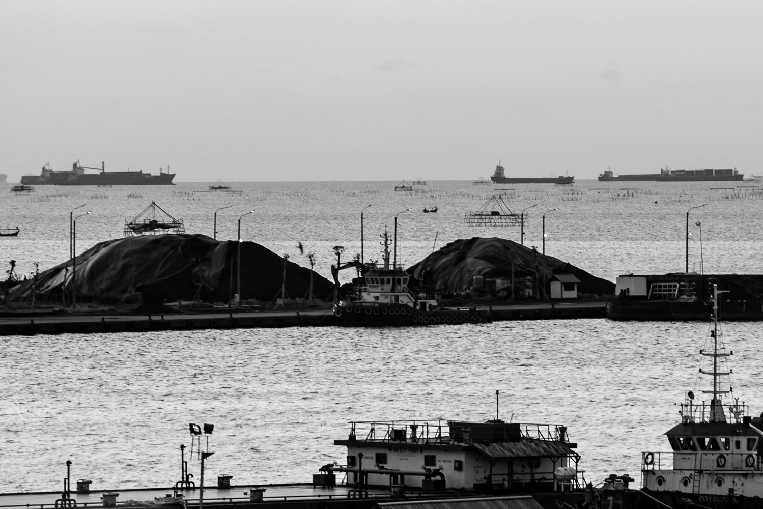 Aktivitas bongkar muat batubara oleh PT Karya Citra Nusantara (KCN) di Pelabuhan Marunda, Cilincing, Jakarta.