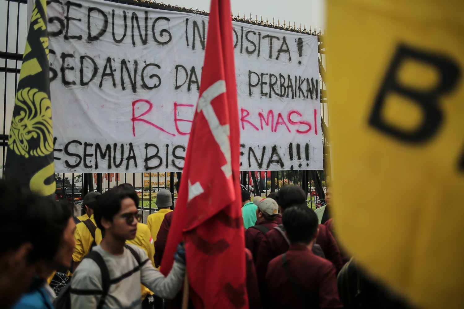 Sejumlah mahasiswa yang tergabung dalam Aliansi Reformasi KUHP melakukan aksi unjuk rasa tolak RKHUP di depan Gedung DPR RI, Jakarta, Selasa (28/6/2022). Dalam aksi tersebut, massa aksi menolak Rancangan Kitab Undang-Undang Hukum Pidana (RKUHP) yang dianggap tidak transparan serta minim partisipasi terhadap masyarakat.
