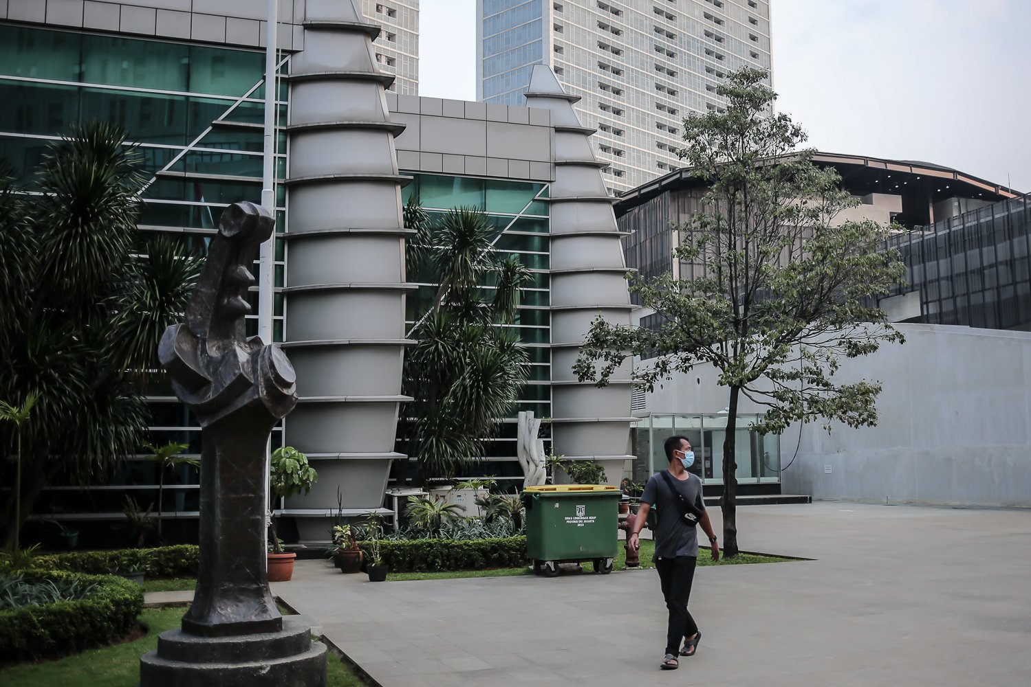 Pengunjung melintas di wilayah Taman Ismail Marzuki, Cikini, Jakarta, Kamis (30/6). TIM kini hadir dengan wajah baru dan telah dibuka untuk publik secara bertahap mulai tanggal 3 Juni 2022 serta direcanakan pada awal bulan Juli 2022 Pusat Kesenian Jakarta ini akan diresmikan.