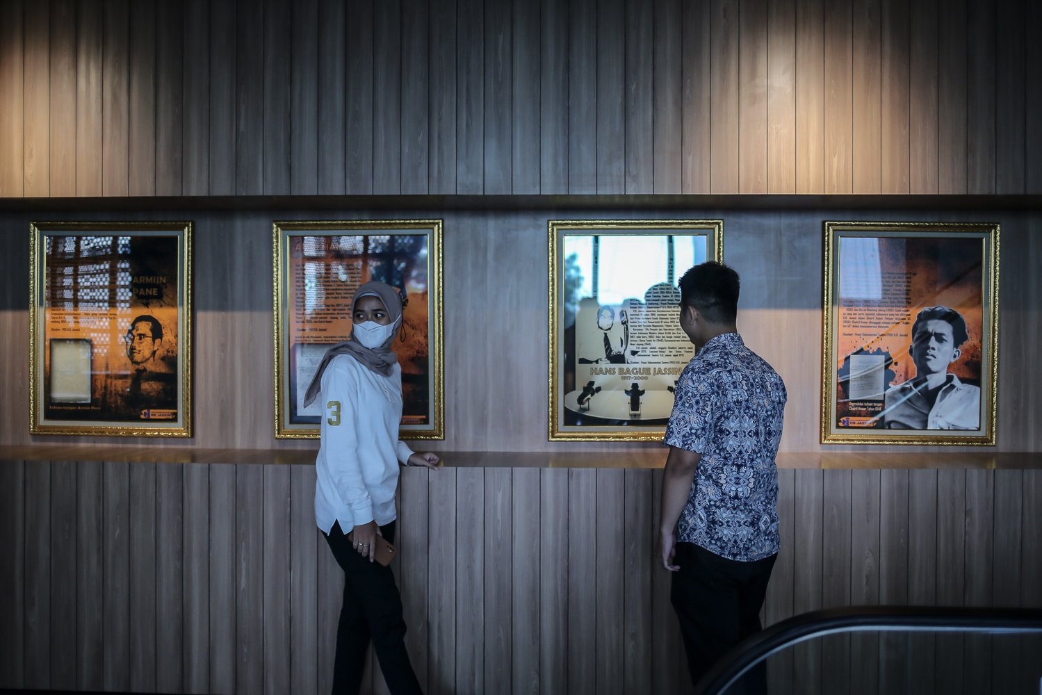 Pengunjung melihat koleksi puisi di Perpustakaan Umum Daerah Provinsi DKI Jakarta, Taman Ismail Marzuki, Cikini, Jakarta, Kamis (30/6). TIM kini hadir dengan wajah baru dan telah dibuka untuk publik secara bertahap mulai tanggal 3 Juni 2022 serta direcanakan pada awal bulan Juli 2022 Pusat Kesenian Jakarta ini akan diresmikan.