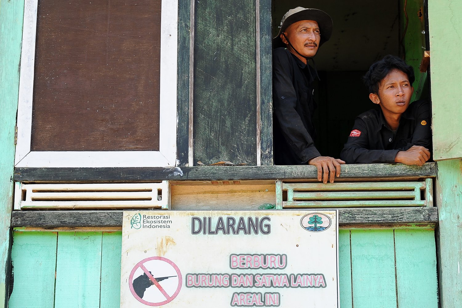Potrait Januardi (kiri) dan Seleksa (kanan) di Pos Meranti, Banyuasin, Sumatera Selatan.