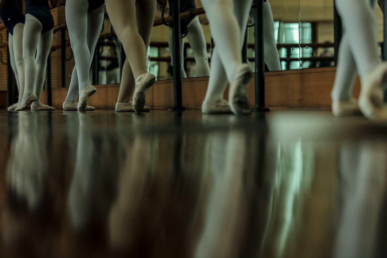 Siswa melakukan sesi latihan balerina dalam 8th Intensive Dance Course (IDC) 2022 di Teater Besar, Taman Ismail Marzuki (TIM), Jakarta, Senin (4/7). Ballet Indonesia Foundation (ballet.id) kembali menyelenggarakan latihan tari secara luring yang meliputi balet, tarian tradisional, tari hip-hop dan tari kotemporer serta diikuti oleh peserta berusia delapan tahun hingga usia dewasa yang berlangsung hingga 9 Juli 2022.