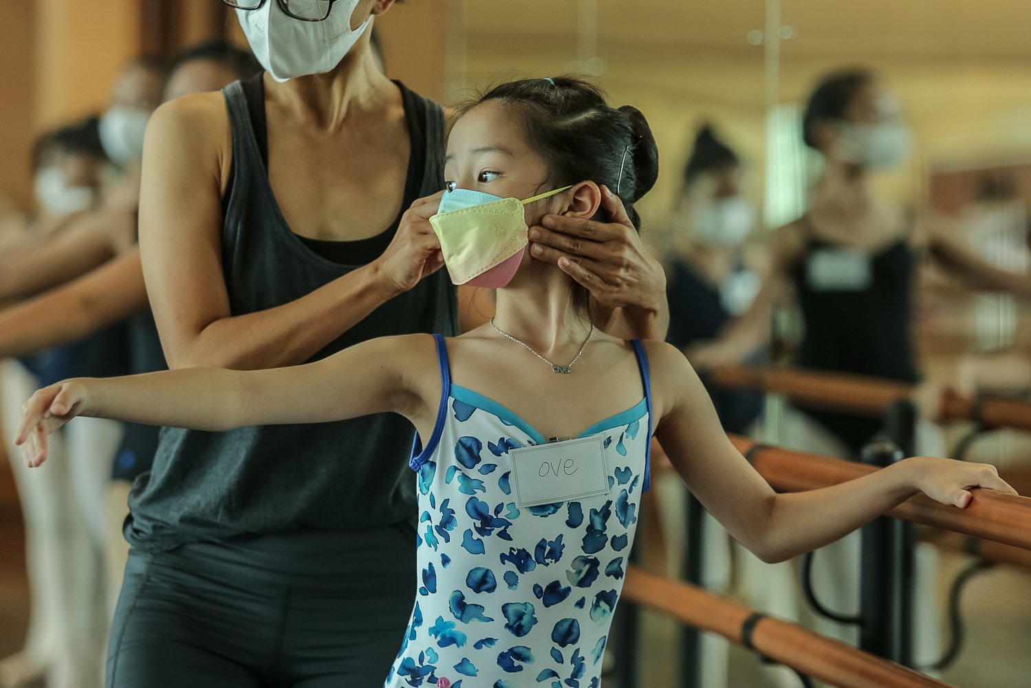 Pelatih Balet Yanti Marduli (tengah) memberikan pelatihan kepada siswa balerina dalam 8th Intensive Dance Course (IDC) 2022 di Teater Besar, Taman Ismail Marzuki (TIM), Jakarta, Senin (4/7). Ballet Indonesia Foundation (ballet.id) kembali menyelenggarakan sesi latihan tari secara luring yang meliputi balet, tarian tradisional, tari hip-hop dan tari kotemporer serta diikuti oleh peserta berusia delapan tahun hingga usia dewasa yang berlangsung hingga 9 Juli 2022.