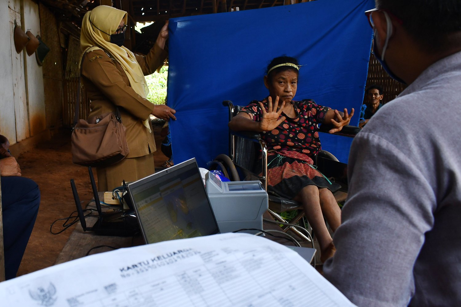 Petugas Dinas Kependudukan dan Pencatatan Sipil melakukan perekaman e-KTP bagi warga penyandang disabilitas di Desa Morang, Kecamatan Kare, Kabupaten Madiun, Jawa Timur.