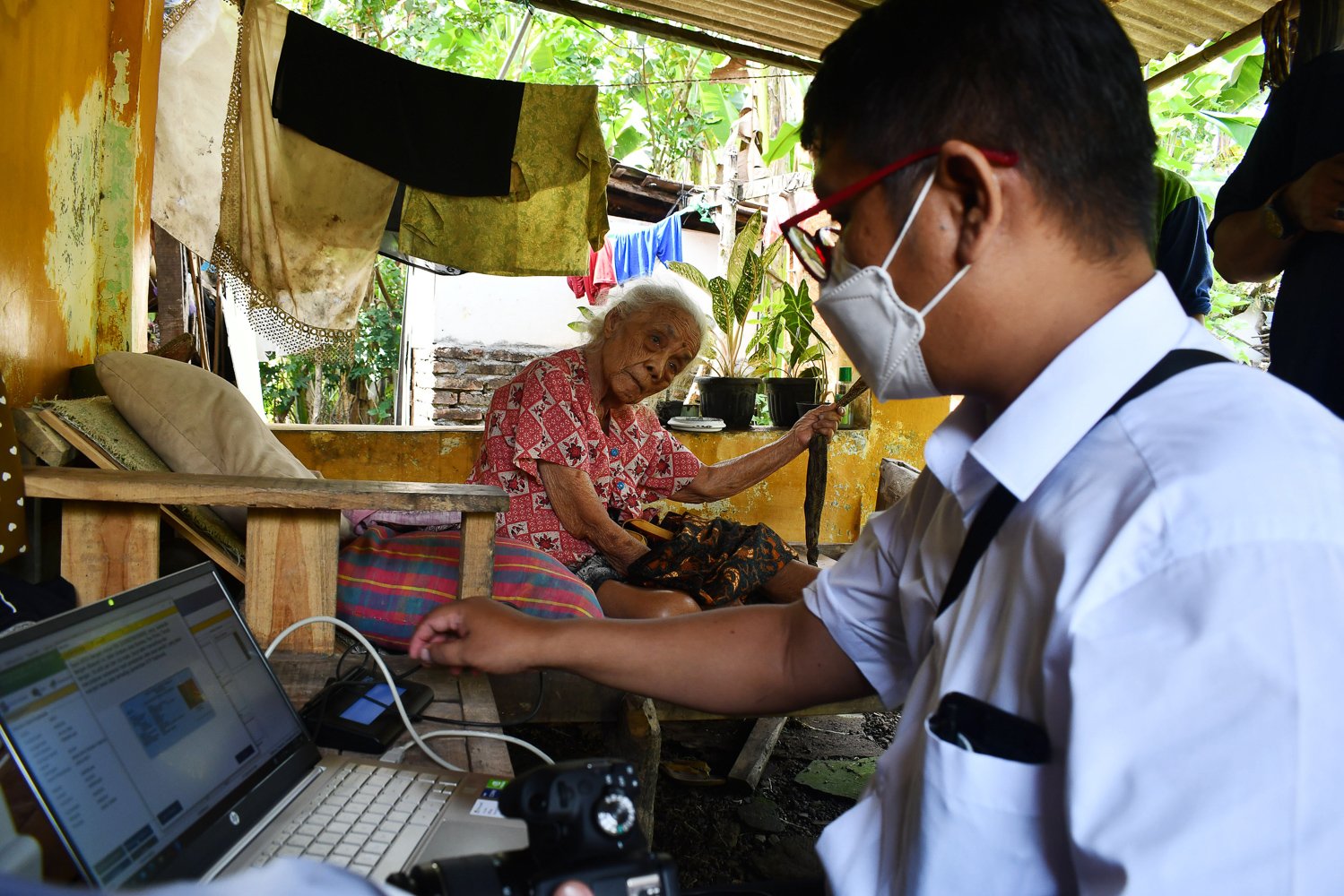 Petugas Dinas Kependudukan dan Pencatatan Sipil melakukan perekaman e-KTP bagi warga lansia di Kelurahan Nglames, Kabupaten Madiun, Jawa Timur.