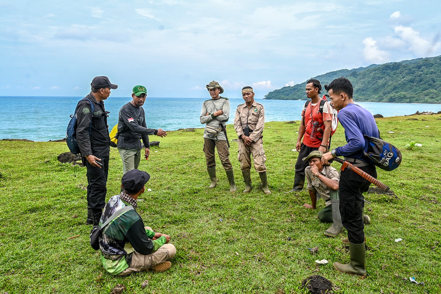 Tim Monitoring Badak Jawa (MBJ) berkoordinasi di Padang Pengembalaan Cibunar, Taman Nasional Ujung Kulon, Banten.