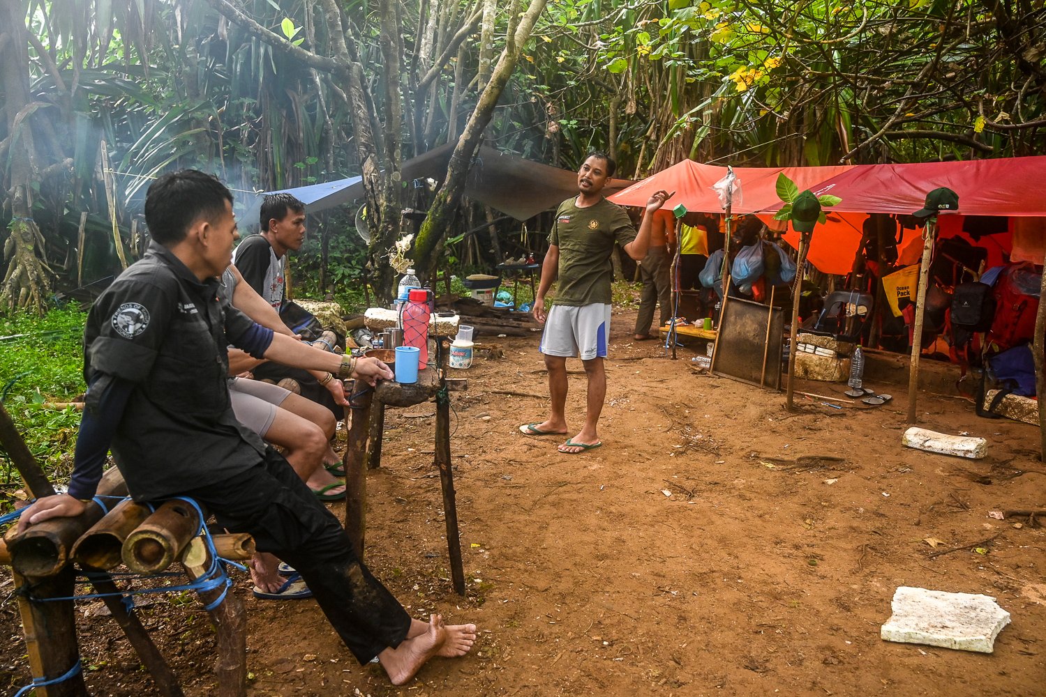 Kepala Unit (Kanit) Resort Cibunar sekaligus pimpinan dalam tim Monitoring Badak Jawa (MBJ) wilayah Cibunar-Citadahan Rudi Sihendar memberikan arahan di Taman Nasional Ujung Kulon, Banten.