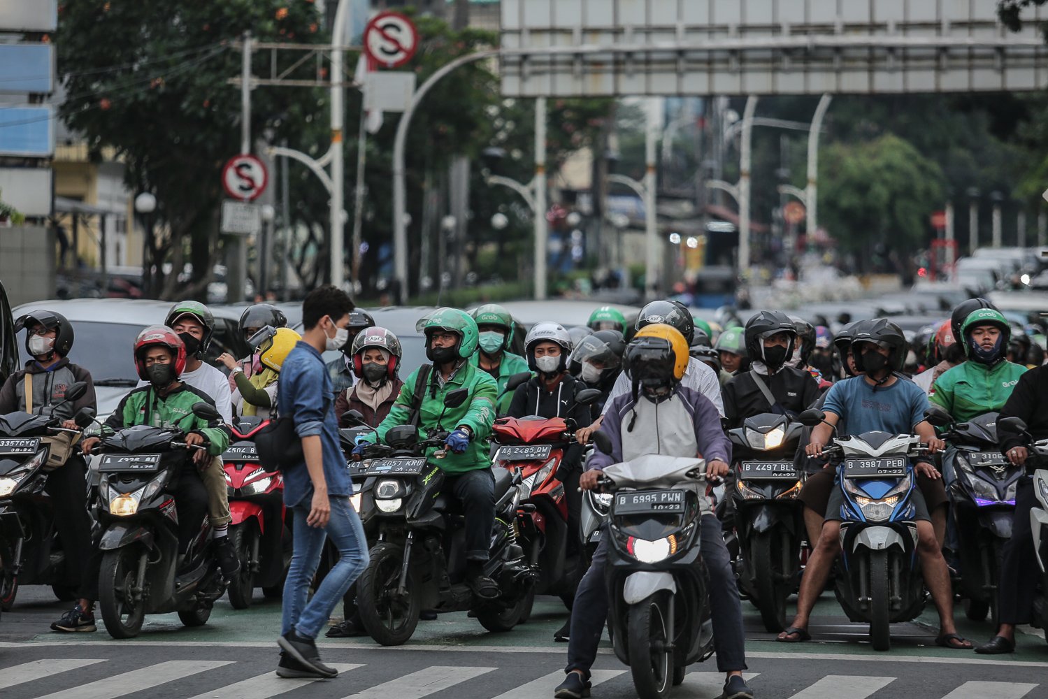 Pengendara motor berhenti di lampu merah perempatan Sarinah, Jakarta, Senin (11/7). Badan Kependudukan dan Keluarga Berencana Nasional (BKKBN) mengatakan para dewan dari Perserikatan Bangsa-Bangsa (PBB) memprediksikan dunia akan memiliki 8 miliar penduduk pada bulan November 2022.