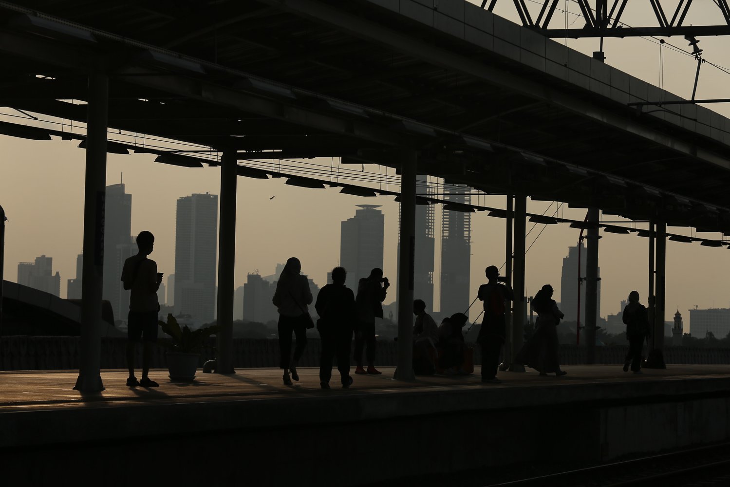 Calon penumpang menunggu kedatangan Kereta Rel Listrik (KRL) di Stasiun Manggarai, Jakarta (12/7). Badan Kependudukan dan Keluarga Berencana Nasional (BKKBN) mengatakan para dewan dari Perserikatan Bangsa-Bangsa (PBB) memprediksikan dunia akan memiliki 8 miliar penduduk pada bulan November 2022.