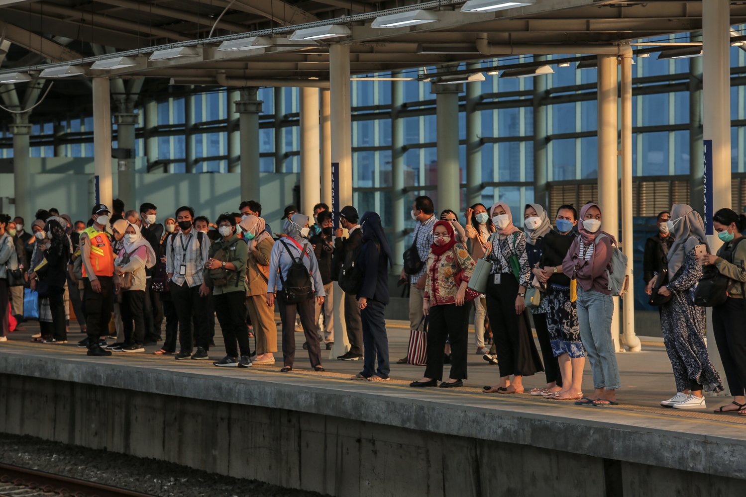 Calon penumpang menunggu kedatangan Kereta Rel Listrik (KRL) di Stasiun Manggarai, Jakarta (12/7). Badan Kependudukan dan Keluarga Berencana Nasional (BKKBN) mengatakan para dewan dari Perserikatan Bangsa-Bangsa (PBB) memprediksikan dunia akan memiliki 8 miliar penduduk pada bulan November 2022.