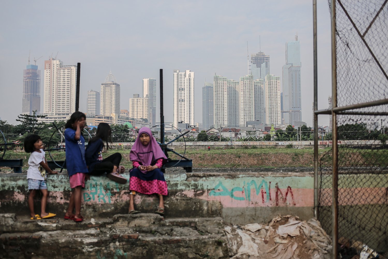 Sejumlah bocah beraktivitas di kawasan padat penduduk Pejompongan, Jakarta (12/7). Badan Kependudukan dan Keluarga Berencana Nasional (BKKBN) mengatakan para dewan dari Perserikatan Bangsa-Bangsa (PBB) memprediksikan dunia akan memiliki 8 miliar penduduk pada bulan November 2022.
