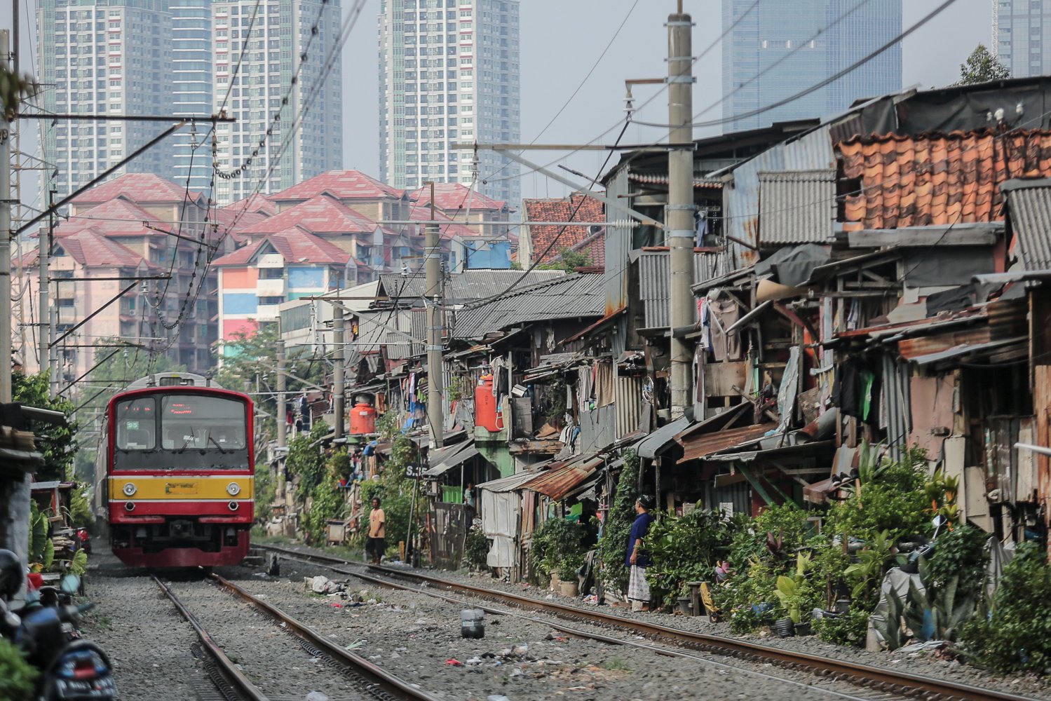 Sejumlah warga beraktivitas di kawasan padat penduduk Pejompongan, Jakarta (12/7). Badan Kependudukan dan Keluarga Berencana Nasional (BKKBN) mengatakan para dewan dari Perserikatan Bangsa-Bangsa (PBB) memprediksikan dunia akan memiliki 8 miliar penduduk pada bulan November 2022.