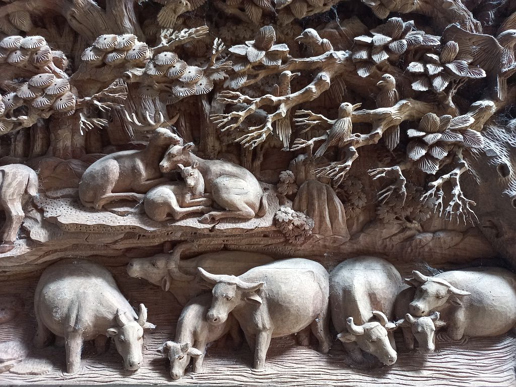 Karya ukir hasil pengrajin ukir di Jepara.