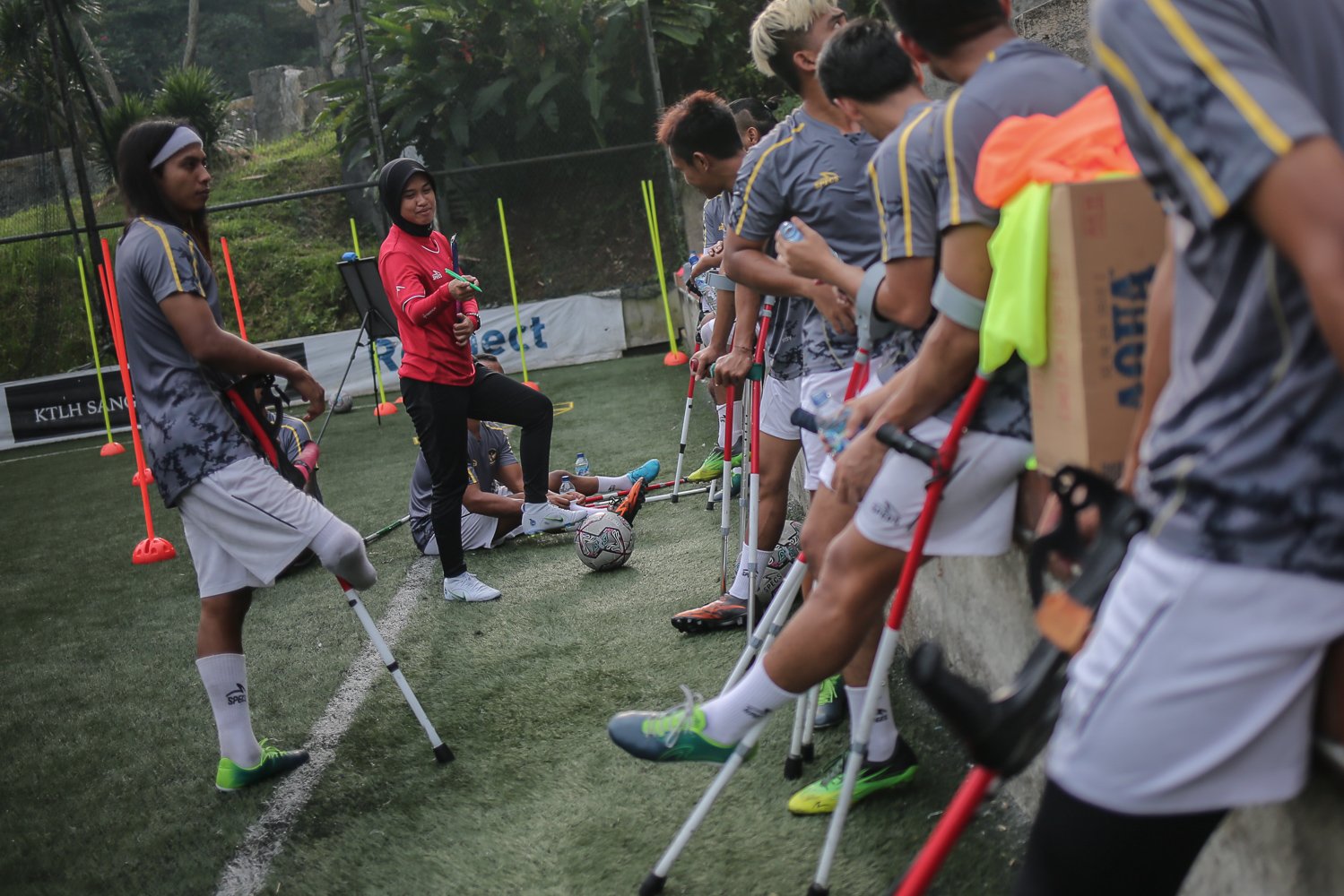 Pelatih memberi arahan kepada pesepak bola Tim Garuda Indonesia Amputee Football (INAF) berlatih di Lapangan Bola Sport Club Serenia Mansion Jakarta, Rabu (13/7). Timnas Garuda INAF kembali menggelar sesi latihan dalam rangka persiapan mengikuti Piala Dunia 2022 di Turki pada Oktober mendatang.