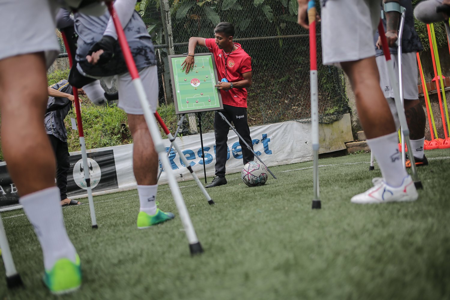 Pelatih memberi arahan kepada pesepak bola Tim Garuda Indonesia Amputee Football (INAF) berlatih di Lapangan Bola Sport Club Serenia Mansion Jakarta, Rabu (13/7). Timnas Garuda INAF kembali menggelar sesi latihan dalam rangka persiapan mengikuti Piala Dunia 2022 di Turki pada Oktober mendatang.