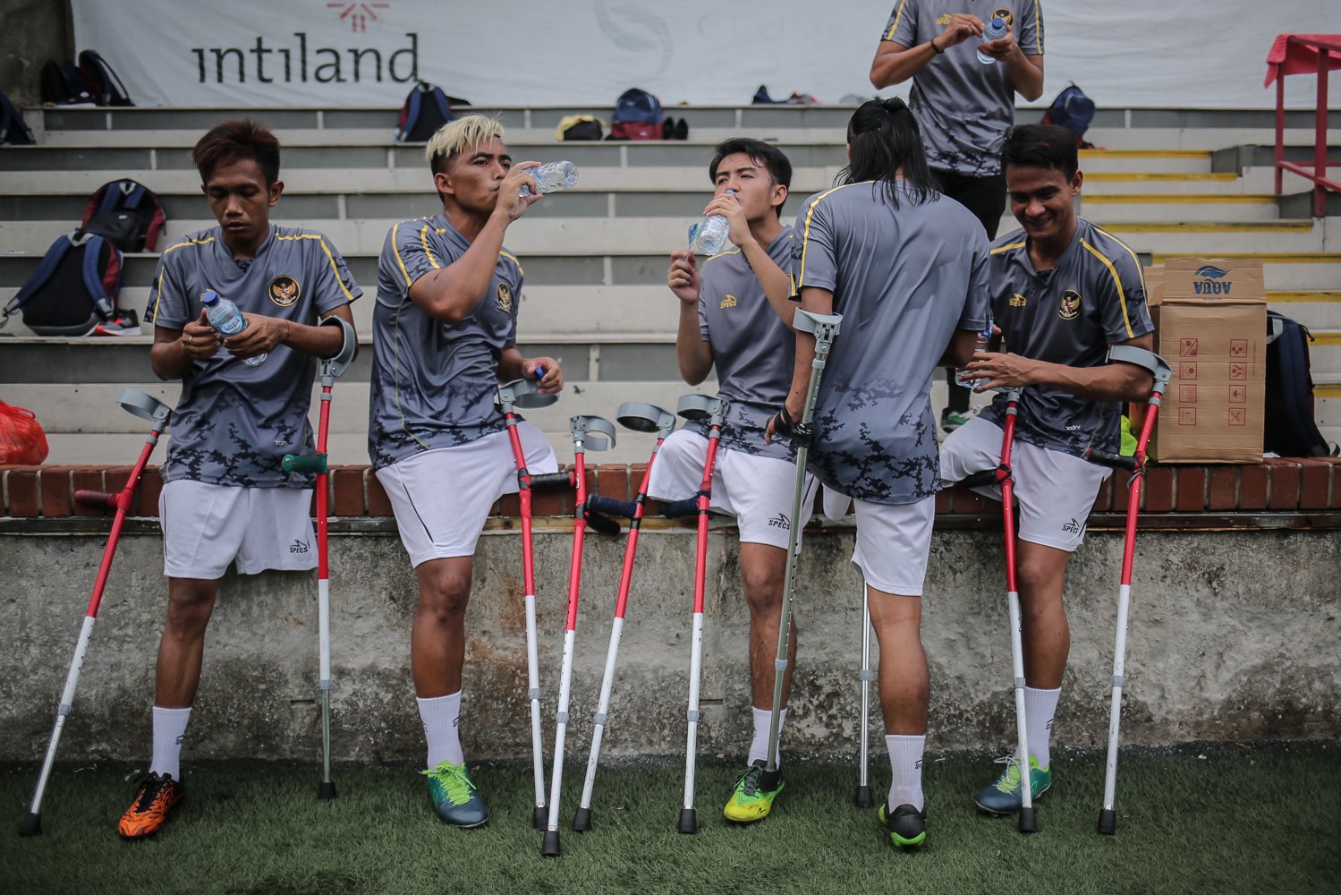Tim Garuda Indonesia Amputee Football (INAF) beristirahat di sela latihan di Lapangan Bola Sport Club Serenia Mansion Jakarta, Rabu (13/7). Timnas Garuda INAF kembali menggelar sesi latihan dalam rangka persiapan mengikuti Piala Dunia 2022 di Turki pada Oktober mendatang.