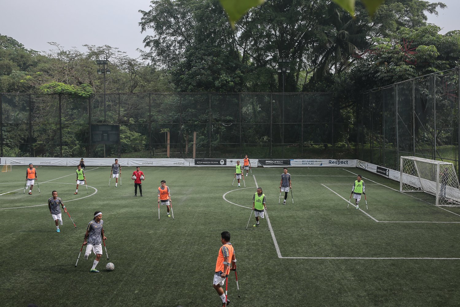 Tim Garuda Indonesia Amputee Football (INAF) berlatih di Lapangan Bola Sport Club Serenia Mansion Jakarta, Rabu (13/7). Timnas Garuda INAF kembali menggelar sesi latihan dalam rangka persiapan mengikuti Piala Dunia 2022 di Turki pada Oktober mendatang.