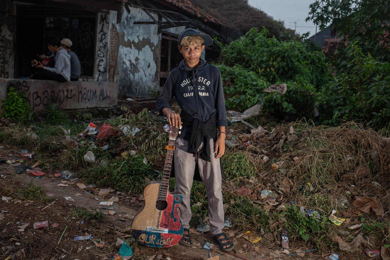 Marsel berpose dengan gitarnya di Cikarang Barat, Kabupaten Bekasi, Jawa Barat, Senin (18/7).