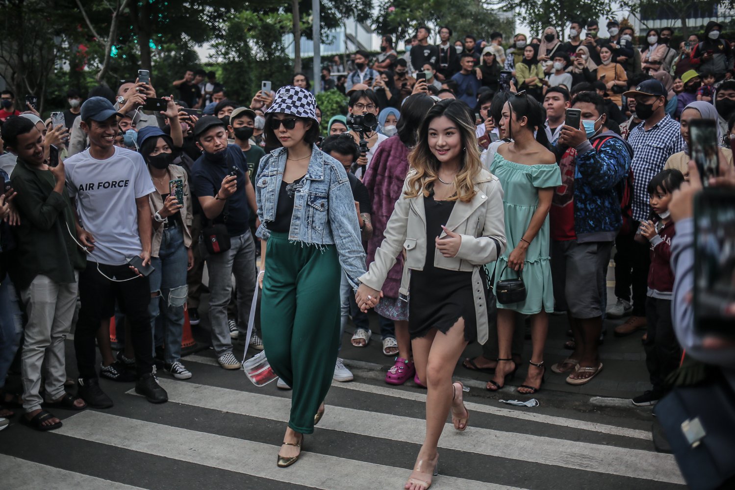 Aktris Gisella Anastasia bersama temannya berjalan memperagakan busana di kawasan Stasiun BNI City, Jakarta, Senin (25/7/2022). Setelah sebelumnya viral karena unggahan pegiat sosial media TikTok tentang anak-anak remaja asal wilayah pinggiran Jakarta, sa