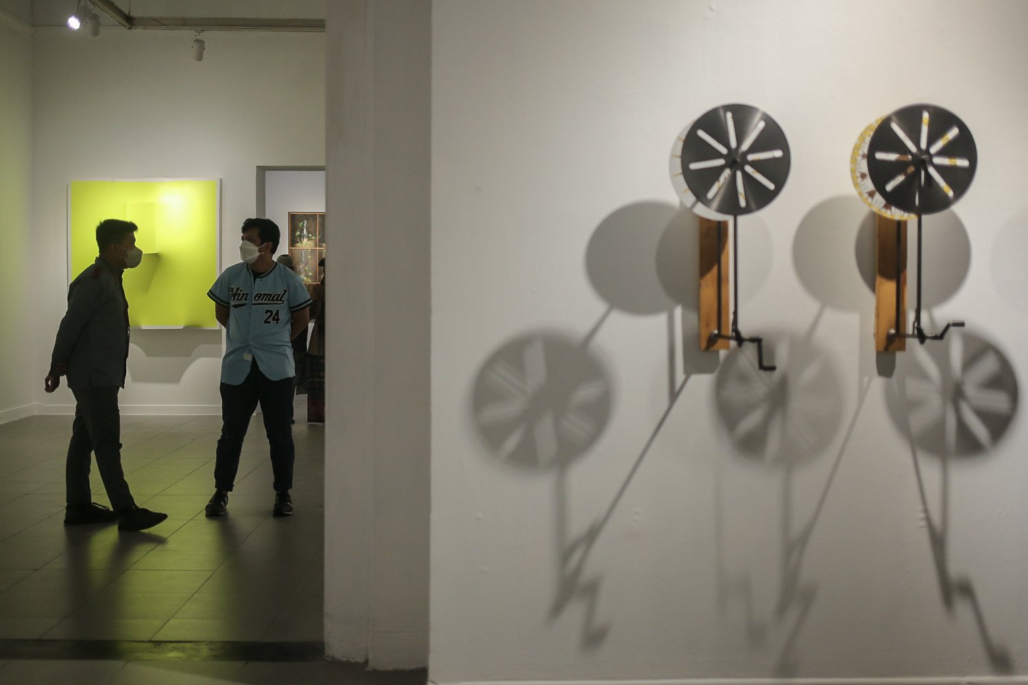 Pengunjung mengamati karya seni yang dipamerkan di Galeri Nasional Indonesia, Jakarta, Selasa (26/7). Galeri Nasional Indonesia kembali menggelar pameran seni rupa kontemporer 