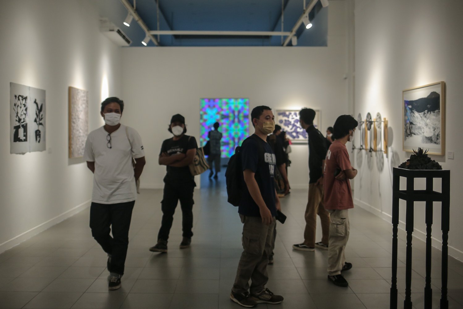 Pengunjung mengamati karya seni yang dipamerkan di Galeri Nasional Indonesia, Jakarta, Selasa (26/7). Galeri Nasional Indonesia kembali menggelar pameran seni rupa kontemporer 