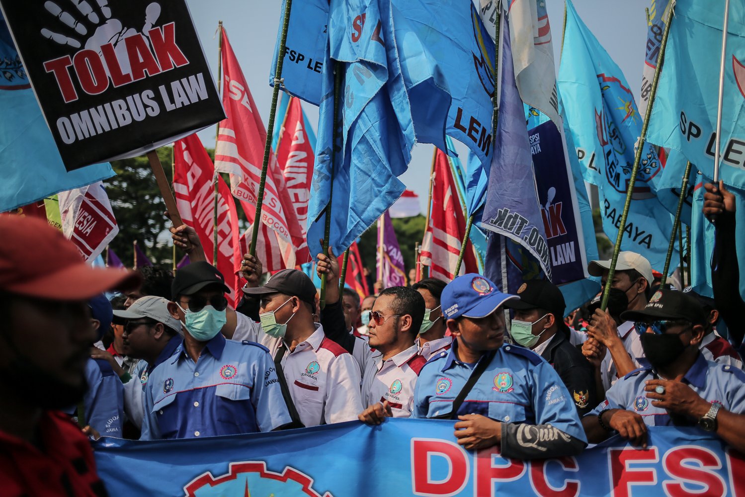 Sejumlah buruh berunjuk rasa di depan gedung DPR, Jakarta, Rabu (10/8). Dalam aksi tersebut mereka menuntut agar pemerintah menghapus Omnibus law.