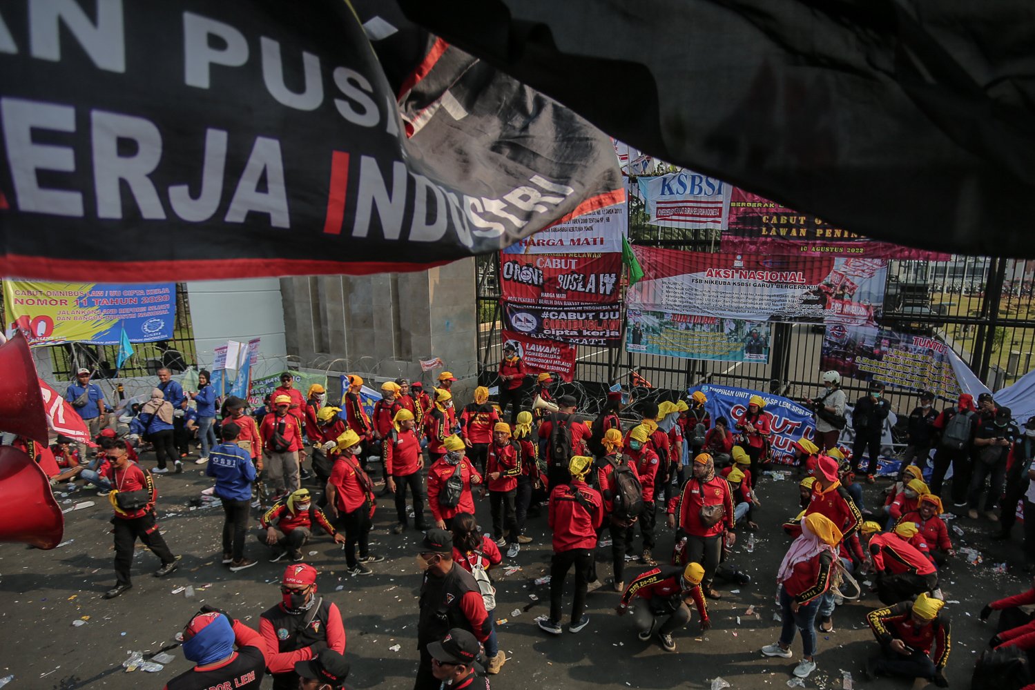Sejumlah buruh berunjuk rasa di depan gedung DPR, Jakarta, Rabu (10/8). Dalam aksi tersebut mereka menuntut agar pemerintah menghapus Omnibus law.