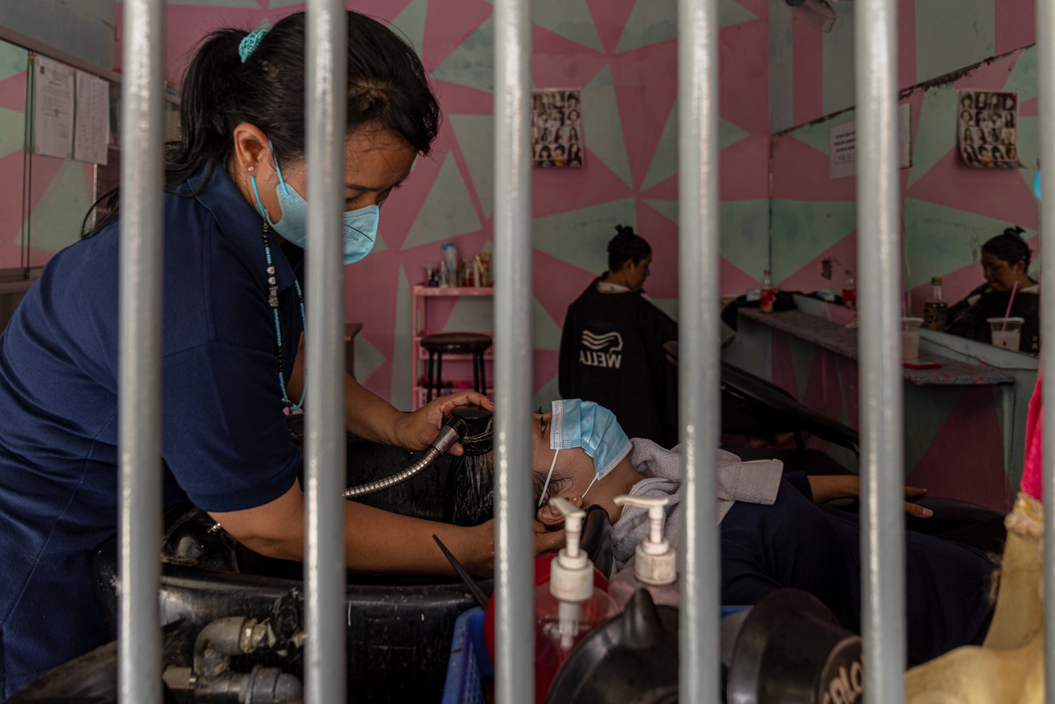 Seorang warga binaan merawat rambut rekannya di salon bengkel kerja Lembaga Pemasyarakatan Perempuan (LPP) Kelas II-A Bulu, Semarang, Jawa Tengah.
