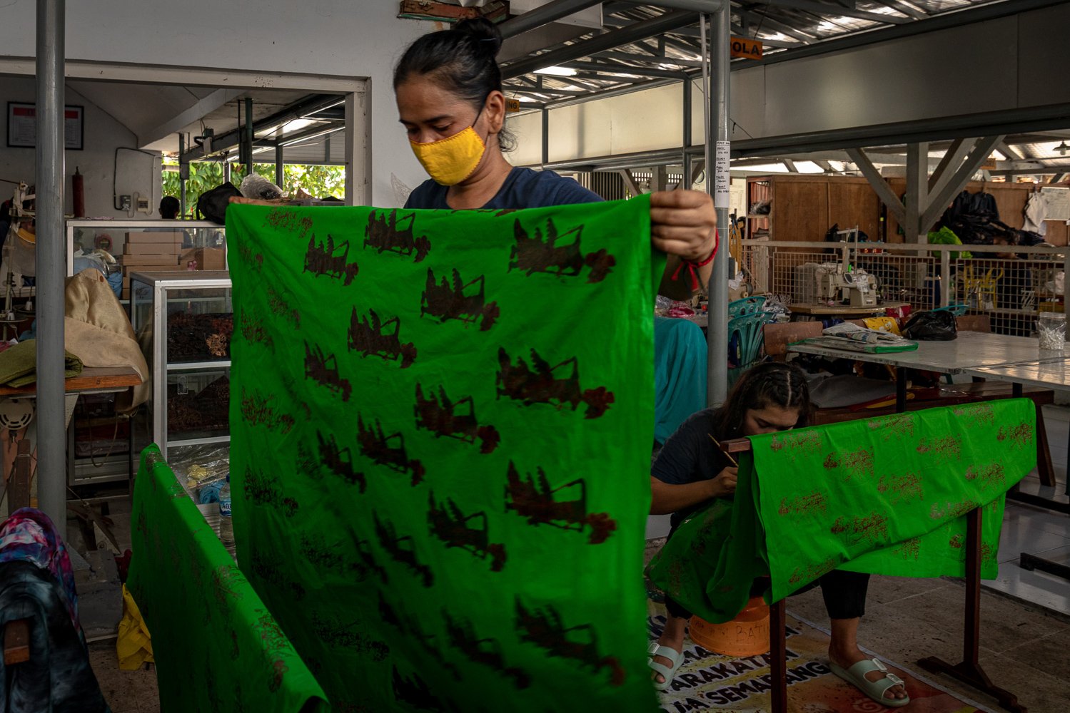 Warga binaan menyelesaikan pembuatan kain batik di bengkel kerja Lembaga Pemasyarakatan Perempuan (LPP) Kelas II-A Bulu, Semarang, Jawa Tengah.
